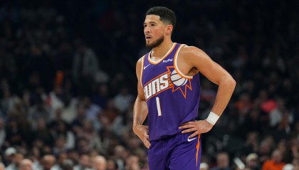 NBA直播jrs免费高清无插件-望无大碍！布克防守起跳落地时疑似扭伤 去更衣室后已回替补席