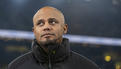 记者：孔帕尼满意戴伯尔和查韦斯两位18岁中场表现，今夏可能外租